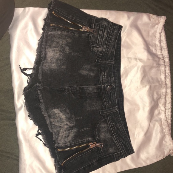 Cute black jean shorts with zipper on the side ❤️ - Picture 2 of 3